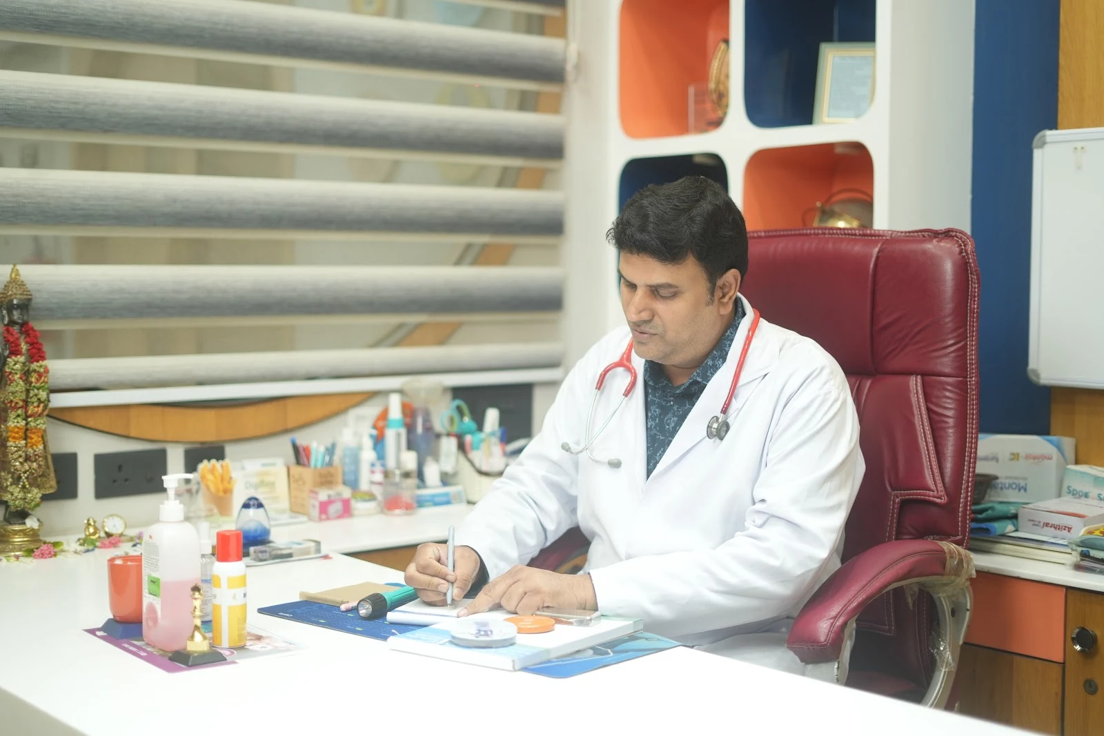 Dr. Manoj Kumar Agarwal Desk